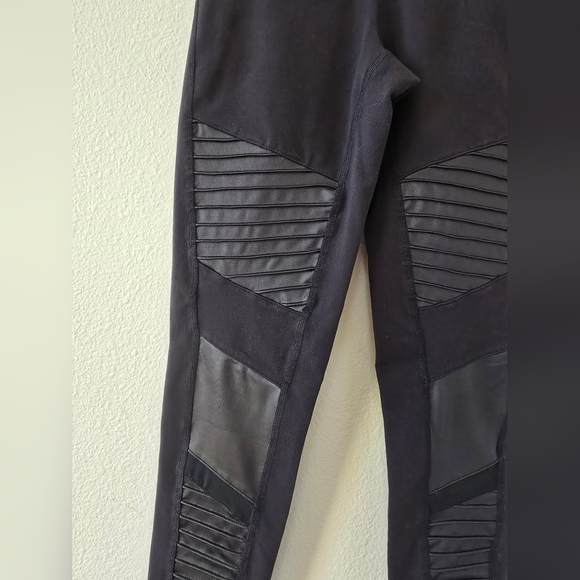 ALO Yoga Black Leggings with Textured Panels - Picture 3 of 10